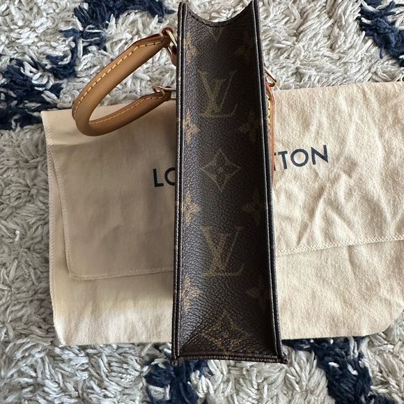 LOUIS VUITTON
Monogram Petit Sac Plat - Picture 5 of 12